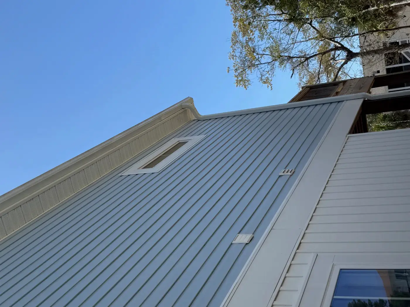 Clean blue siding exterior after pressure washing